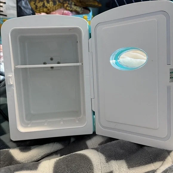 Frigidaire Mini Fridge in Aqua Blue - Picture 5 of 6